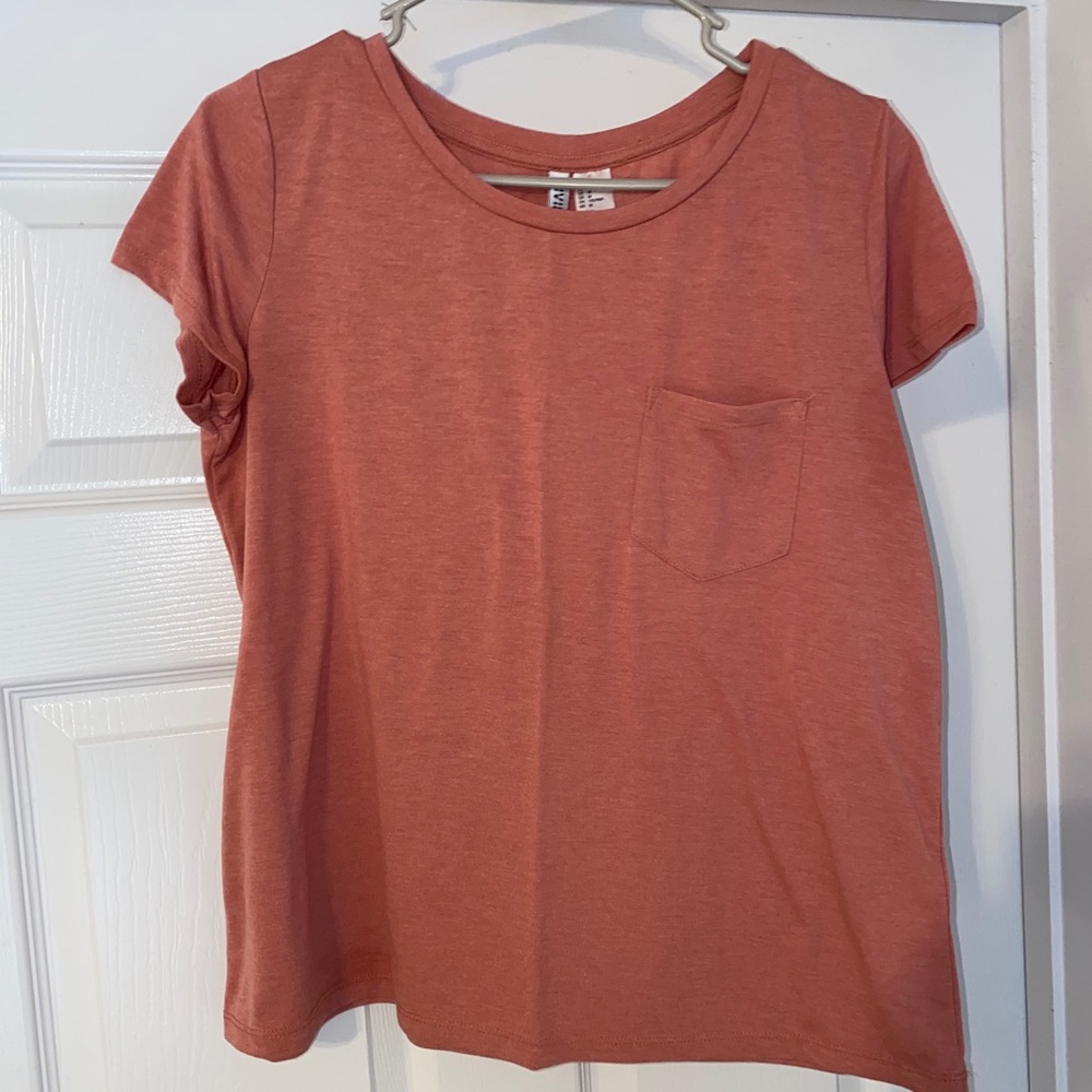 Salmon colored t-shirt with front pocket - Picture 4 of 4
